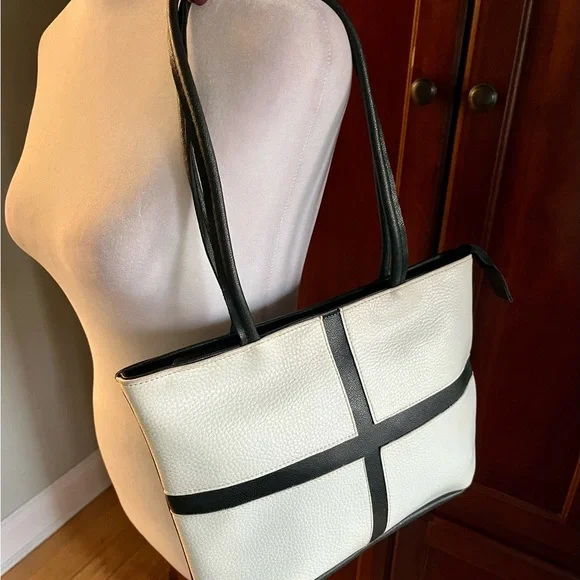 Vintage 1980’s Black and White Pebbled Leather Cross-Accent Checker Shoulder Bag - Picture 13 of 14